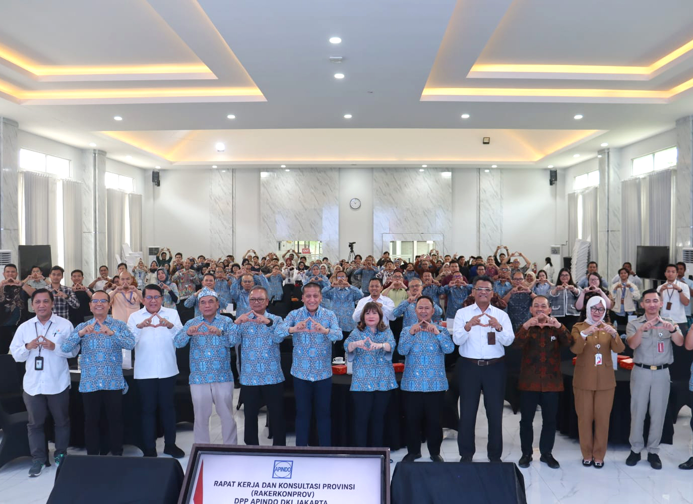 Foto Bersama dengan Ketua Umum DPN APINDO, Kabid. Organisasi DPN/Ketua Depen DPK APINDO Kabupaten Bogor, Pengurus DPP APINDO Provinsi DKI Jakarta, Ketua DPK/DPKO dan Undangan, Pada Acara Rakerkonprov DPP APINDO Provinsi DKI Jakarta.
